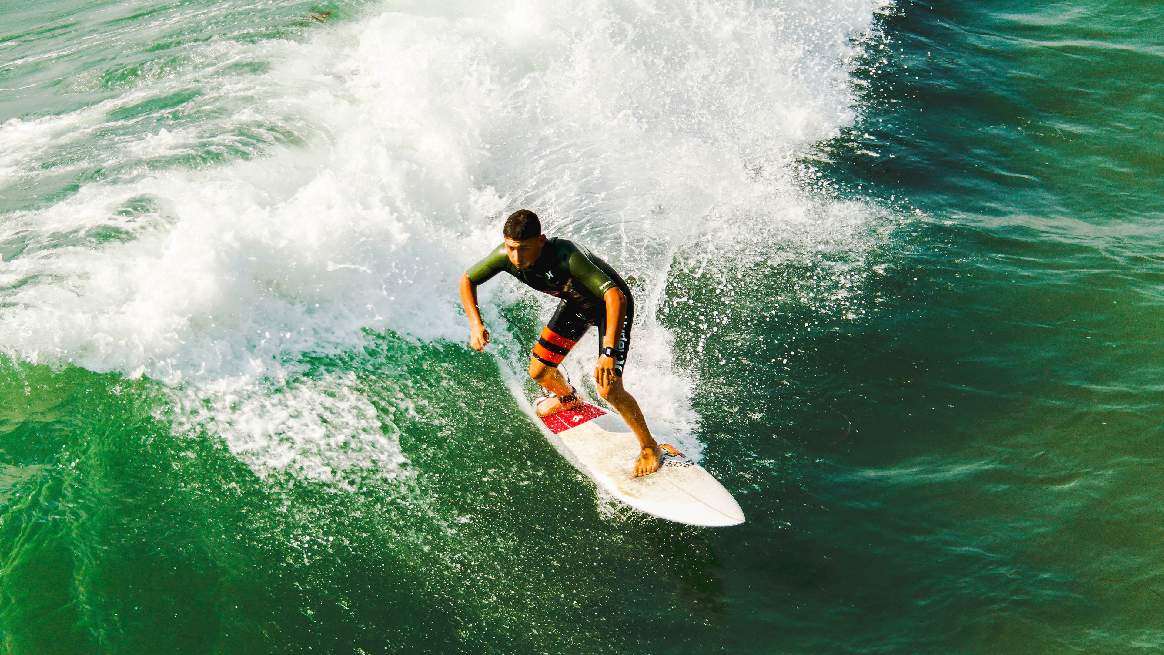 赛道奇迹，塞恩斯点燃赛场，哈斯车队逆转红牛